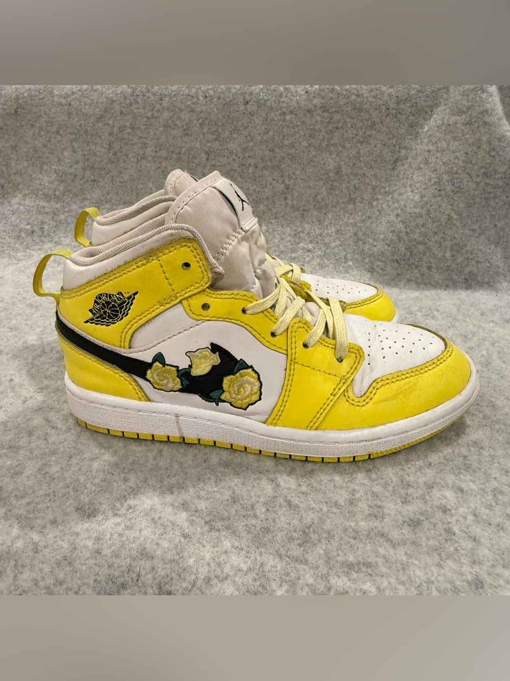 Air Jordan 1 Mid SE Rose Patch Dynamic Yellow Floral Kids Size 1Y AV5173-700